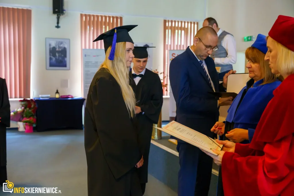 Symboliczne Wejście Do Zawodu. Za Studentami Ans W Skierniewicach Uroczyste Czepkowanie 97
