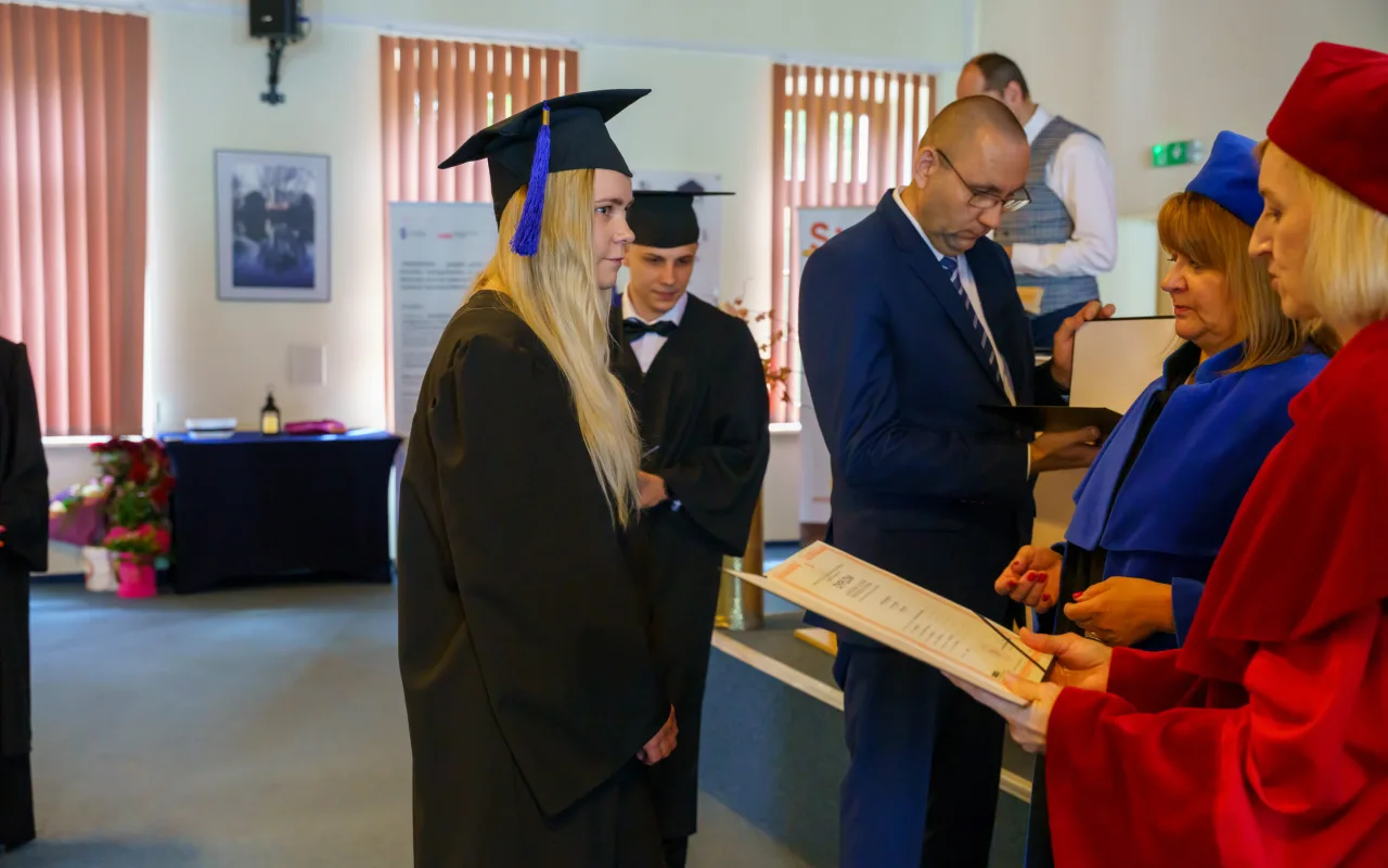 Symboliczne wejście do zawodu. Za studentami ANS w Skierniewicach uroczyste czepkowanie — zdjęcie 97 z 101