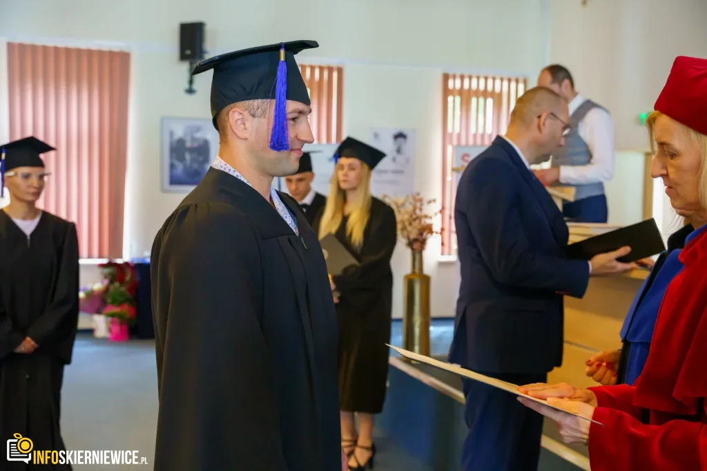 Symboliczne Wejście Do Zawodu. Za Studentami Ans W Skierniewicach Uroczyste Czepkowanie 98