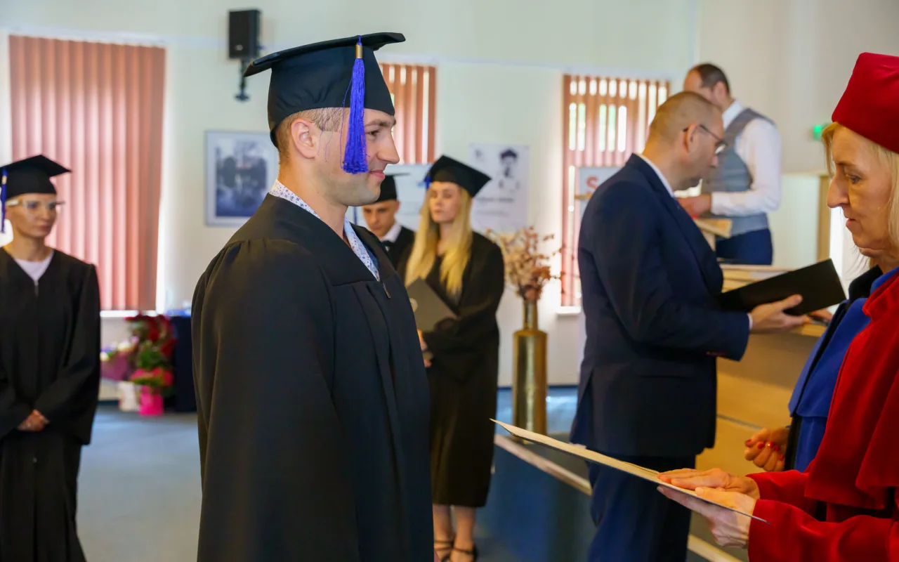 Symboliczne wejście do zawodu. Za studentami ANS w Skierniewicach uroczyste czepkowanie — zdjęcie 98 z 101