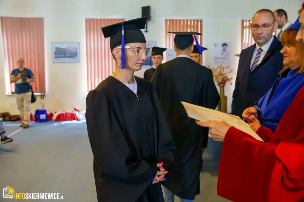 Symboliczne Wejście Do Zawodu. Za Studentami Ans W Skierniewicach Uroczyste Czepkowanie 99