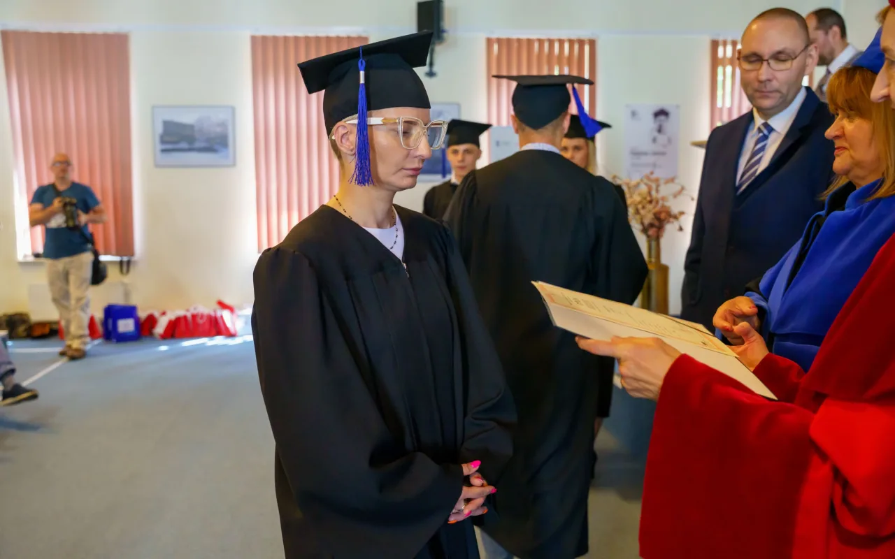 Symboliczne wejście do zawodu. Za studentami ANS w Skierniewicach uroczyste czepkowanie — zdjęcie 99 z 101