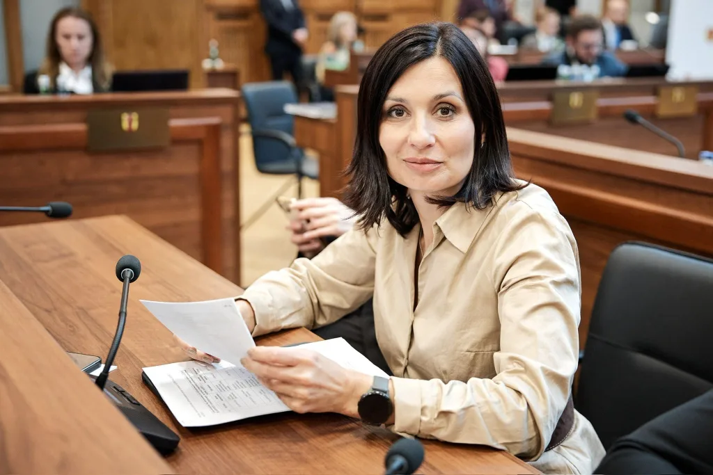 157 milionów powodów, by rozmawiać o samorządzie 2 Radna Justyna Kulig podczas obrad Sejmiku Województwa Łódzkiego, analizująca dokumenty przy pulpicie.