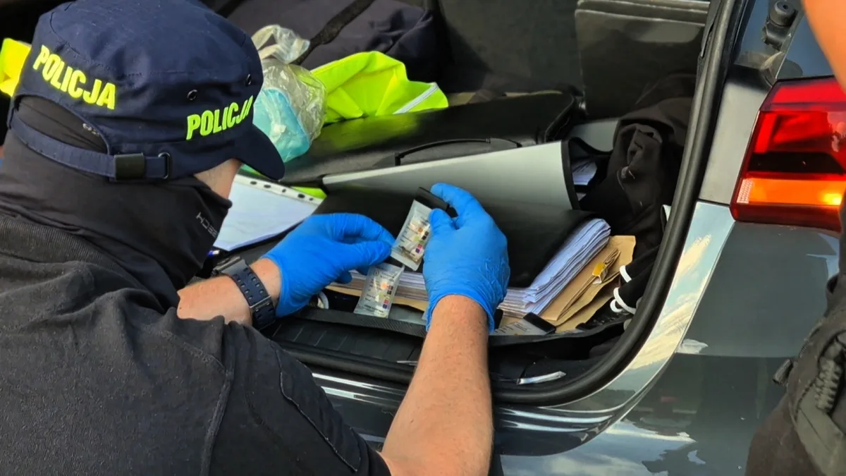 Miał 68 lat i produkował narkotyki. Wpadł po akcji skierniewickiej policji — zdjęcie 3 z 12