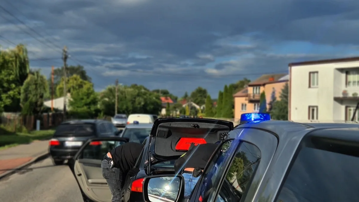 Miał 68 lat i produkował narkotyki. Wpadł po akcji skierniewickiej policji — zdjęcie 9 z 12