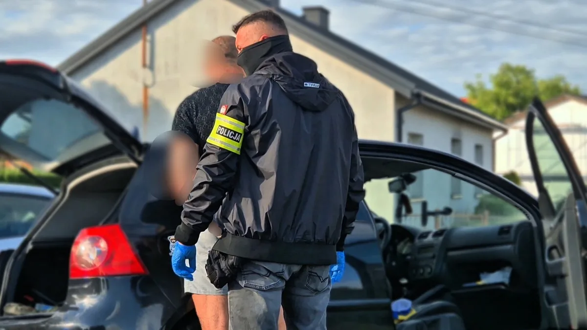 Miał 68 lat i produkował narkotyki. Wpadł po akcji skierniewickiej policji — zdjęcie 5 z 12