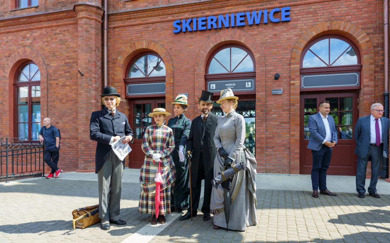 Nowoczesne pociągi na torach. Pesa Elf 3.0 w Skierniewicach i historyczna wizyta ministra — zdjęcie 2 z 75