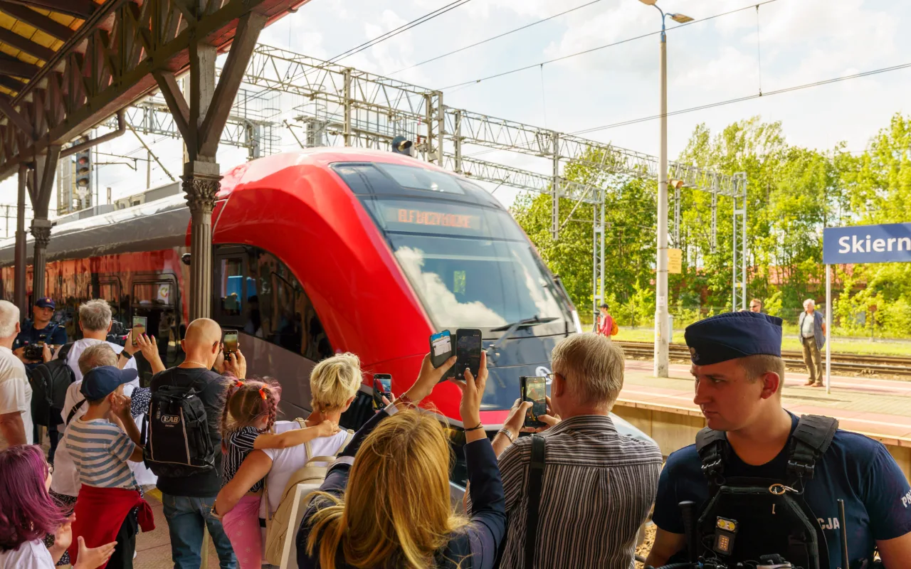 Nowoczesne pociągi na torach. Pesa Elf 3.0 w Skierniewicach i historyczna wizyta ministra