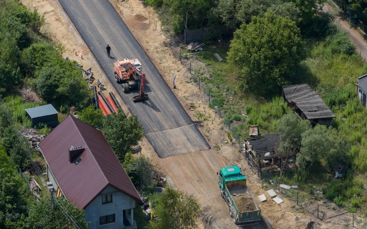 Nowy odcinek ulicy Nowomiejskiej już w asfalcie. Szykują się duże zmiany dla kierowców — zdjęcie 4 z 10