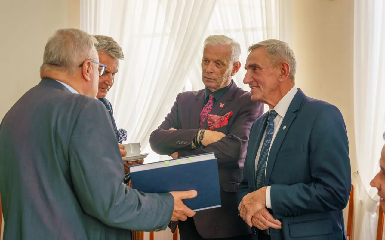 Rewolucja dla pasażerów ze Skierniewic i Mszczonowa! Pociągi wracają na tę trasę po 25 latach — zdjęcie 4 z 20