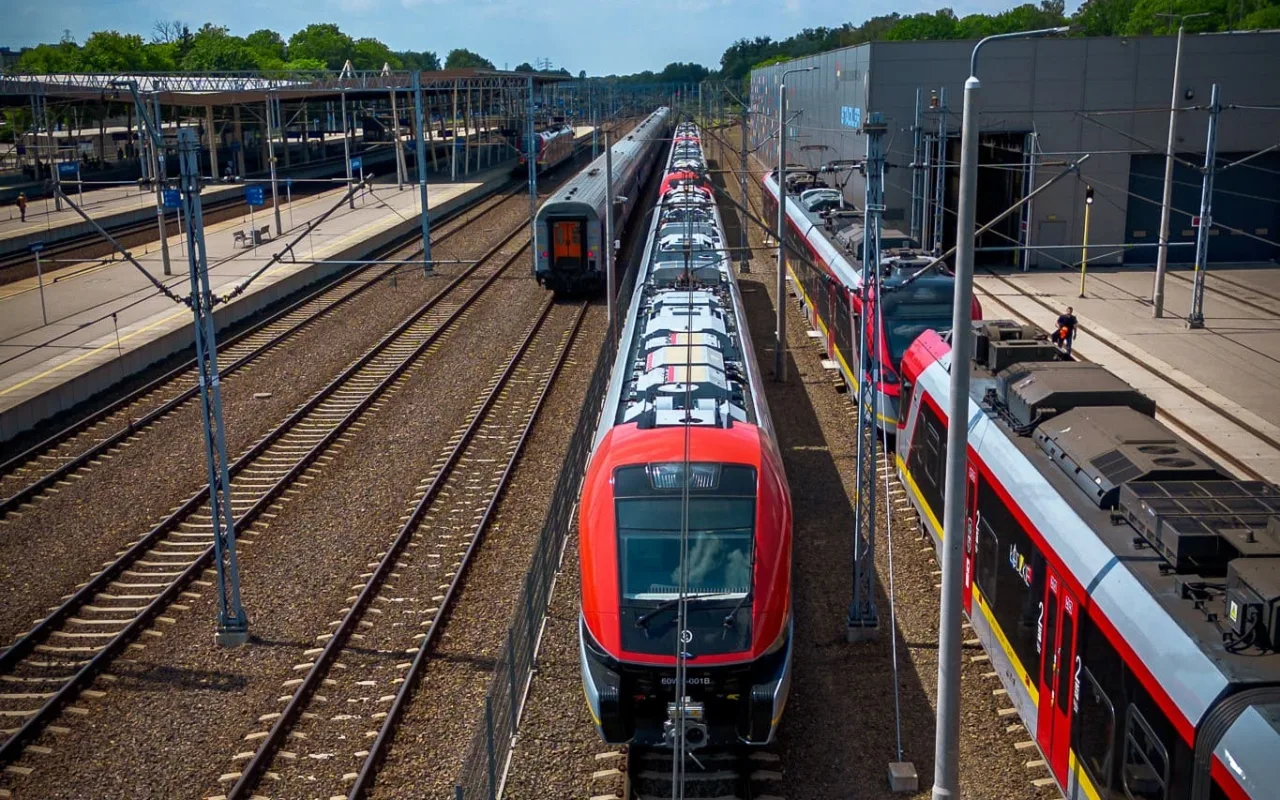 Nowe pociągi Pesa Elf 3.0 na torach. Mieszkańcy Skierniewic pojadą nimi jako pierwsi i to zupełnie za darmo! — zdjęcie 3 z 7