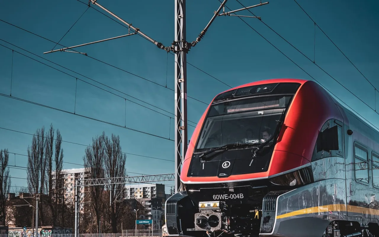 Nowe pociągi Pesa Elf 3.0 na torach. Mieszkańcy Skierniewic pojadą nimi jako pierwsi i to zupełnie za darmo! — zdjęcie 4 z 7