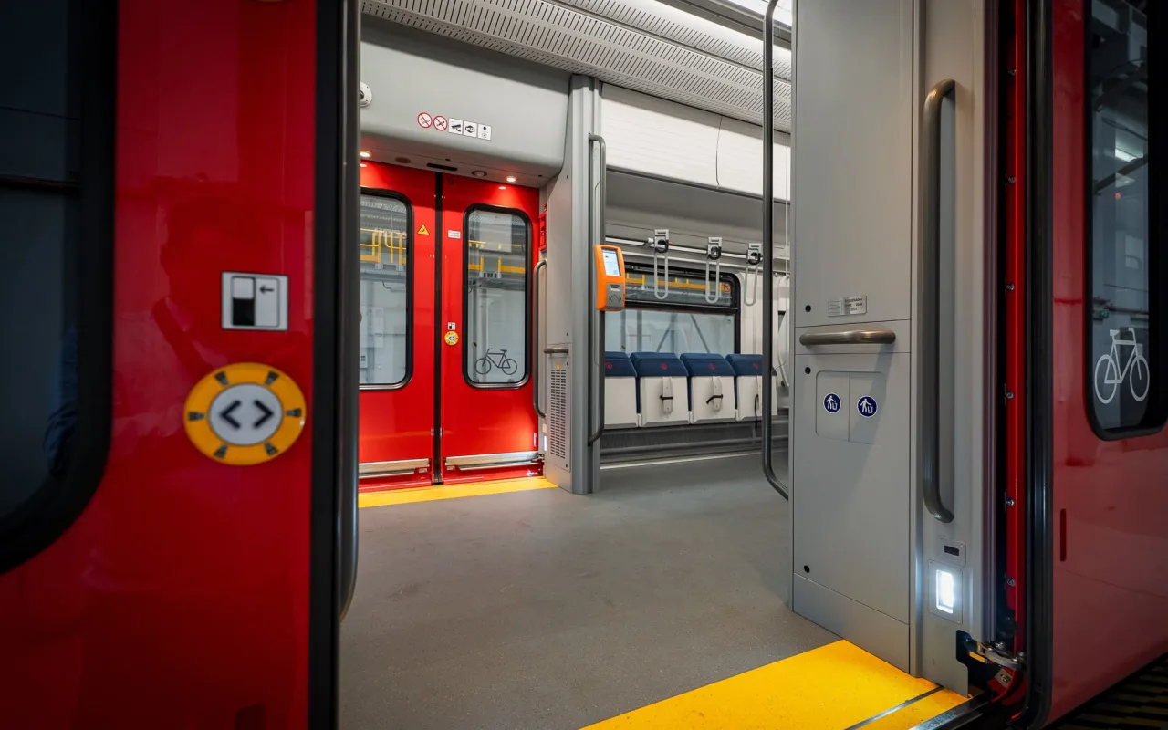 Nowe pociągi Pesa Elf 3.0 na torach. Mieszkańcy Skierniewic pojadą nimi jako pierwsi i to zupełnie za darmo! — zdjęcie 5 z 7
