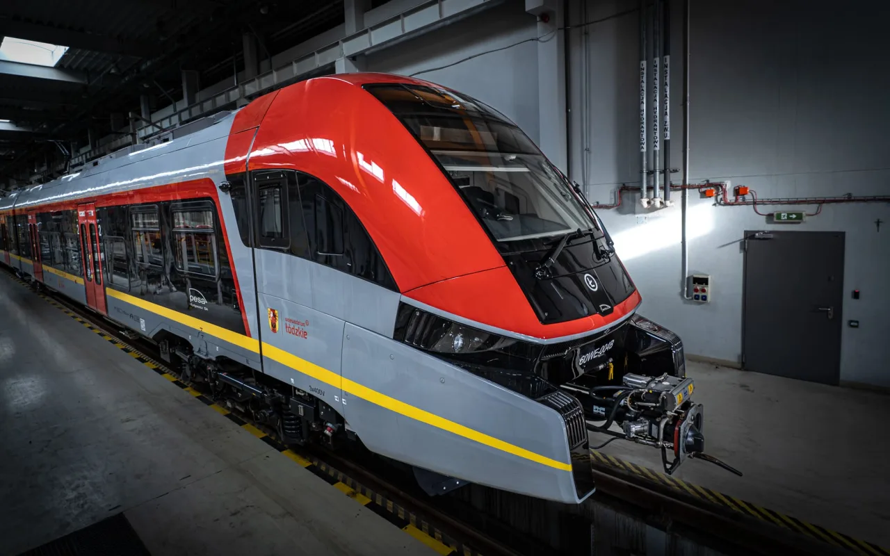 Nowe pociągi Pesa Elf 3.0 na torach. Mieszkańcy Skierniewic pojadą nimi jako pierwsi i to zupełnie za darmo!
