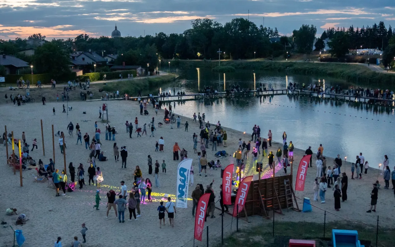 Spektakularny Flyboard i tłumy na plaży. Tak Skierniewice bawiły się nad Zalewem Zadębie