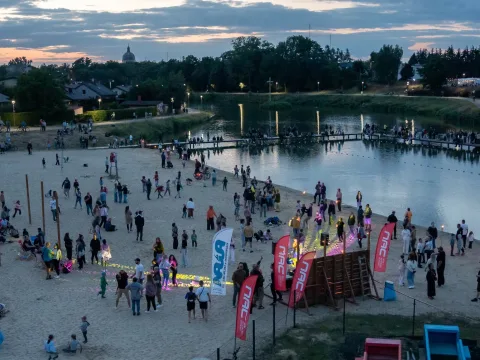 Spektakularny Flyboard i tłumy na plaży. Tak Skierniewice bawiły się nad Zalewem Zadębie