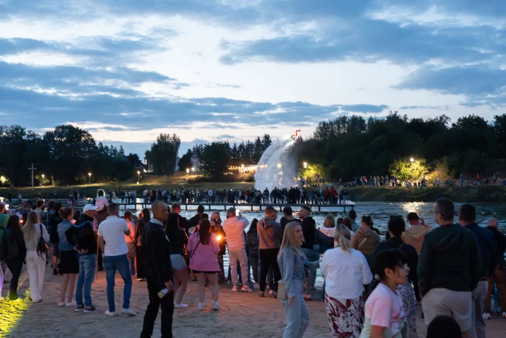 Spektakularny Flyboard i tłumy na plaży. Tak Skierniewice bawiły się nad Zalewem Zadębie 1 pokaz flyboard dyskoteka zalew zadebie skierniewice 19