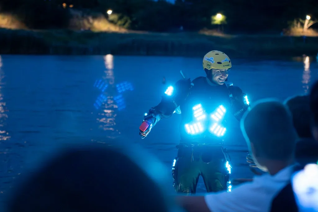Spektakularny Flyboard i tłumy na plaży. Tak Skierniewice bawiły się nad Zalewem Zadębie 6 pokaz flyboard dyskoteka zalew zadebie skierniewice 37