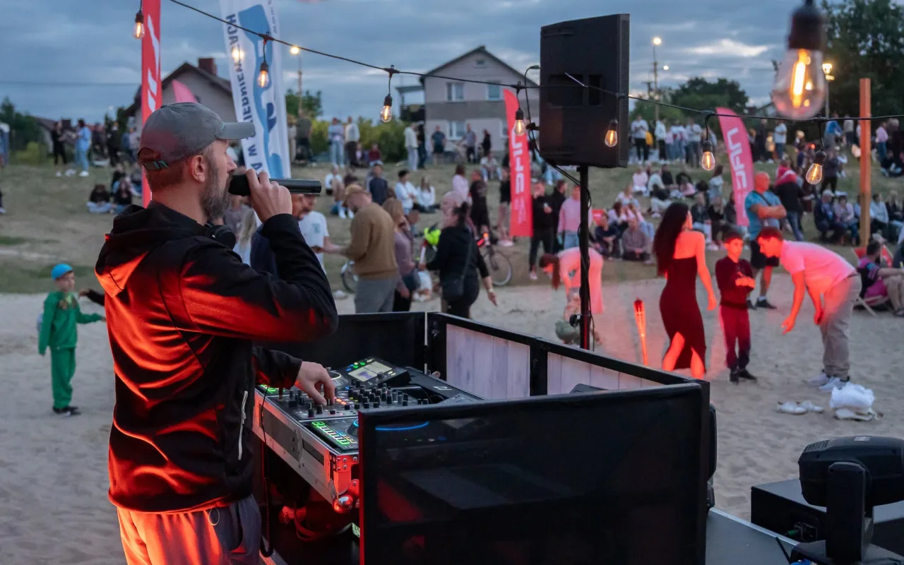 Spektakularny Flyboard i tłumy na plaży. Tak Skierniewice bawiły się nad Zalewem Zadębie — zdjęcie 45 z 70