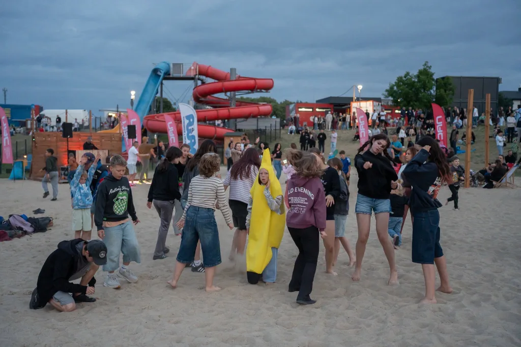 Spektakularny Flyboard i tłumy na plaży. Tak Skierniewice bawiły się nad Zalewem Zadębie 6 pokaz flyboard dyskoteka zalew zadebie skierniewice 59