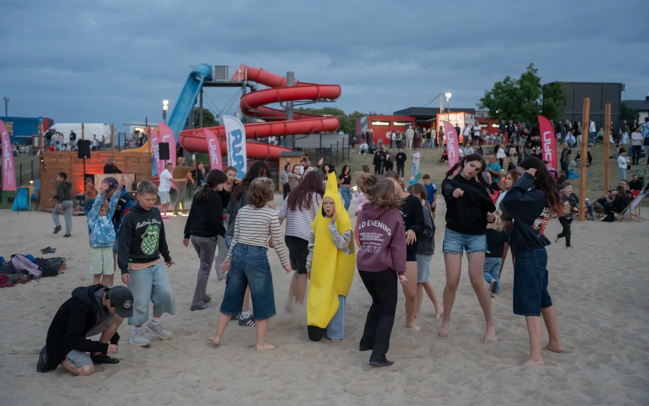 Spektakularny Flyboard i tłumy na plaży. Tak Skierniewice bawiły się nad Zalewem Zadębie — zdjęcie 59 z 70