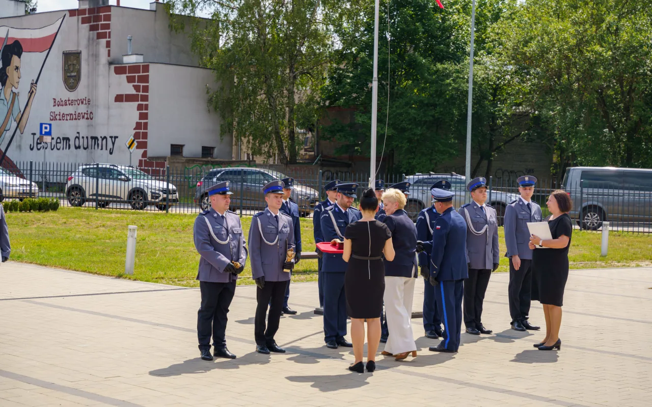 Święto Policji w Skierniewicach 2026. Awanse, odznaczenia i podziękowania za służbę — zdjęcie 42 z 57