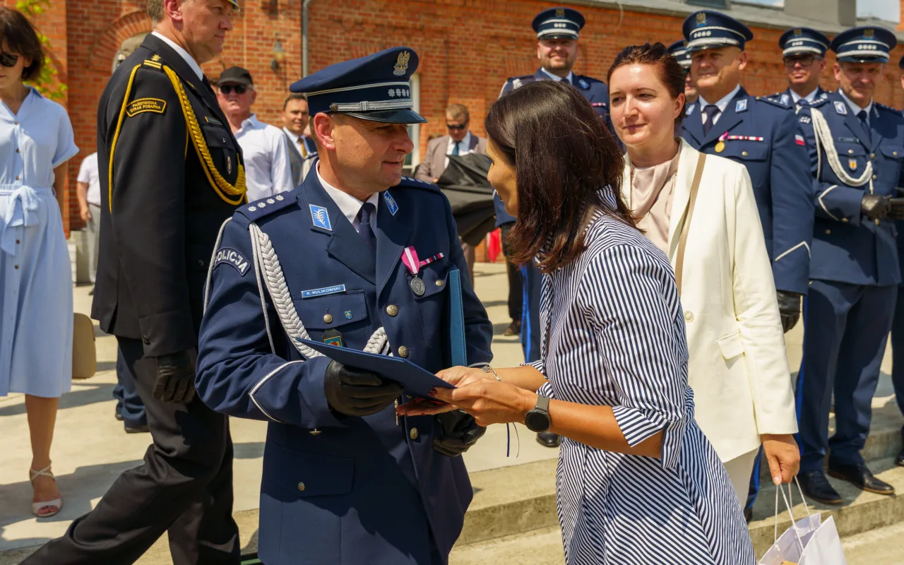 Święto Policji w Skierniewicach 2026. Awanse, odznaczenia i podziękowania za służbę — zdjęcie 51 z 57