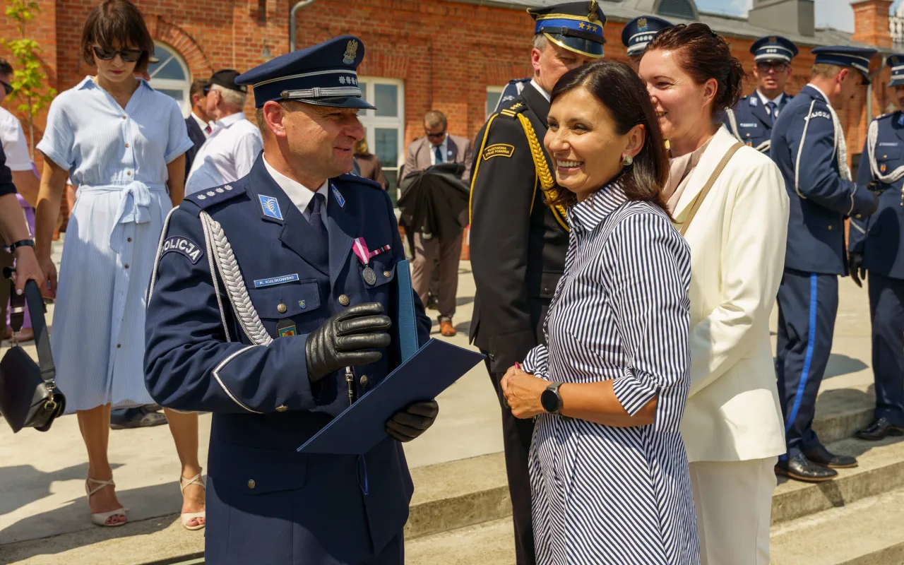 Święto Policji w Skierniewicach 2026. Awanse, odznaczenia i podziękowania za służbę — zdjęcie 52 z 57