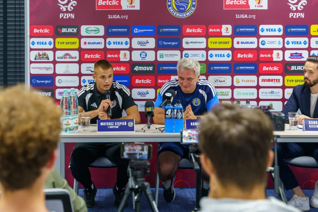 Unia Skierniewice zbroi się na 1 Ligę. „Mamy dosyć bycia kopciuszkiem, chcemy być królową” 2 Dziennikarze i operatorzy kamer nagrywający konferencję prasową sztabu szkoleniowego i kapitana Unii Skierniewice.